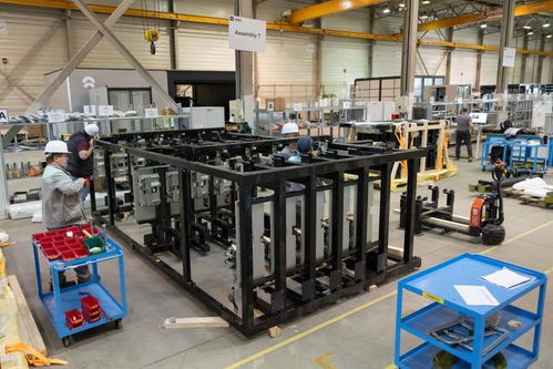 共話(huà)中國(guó)經(jīng)濟(jì)新機(jī)遇 專(zhuān)訪匈牙利經(jīng)濟(jì)部長(zhǎng)納吉，解析電動(dòng)汽車(chē)技術(shù)是機(jī)遇而非威脅